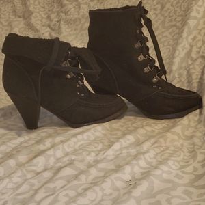 Lace up
boot